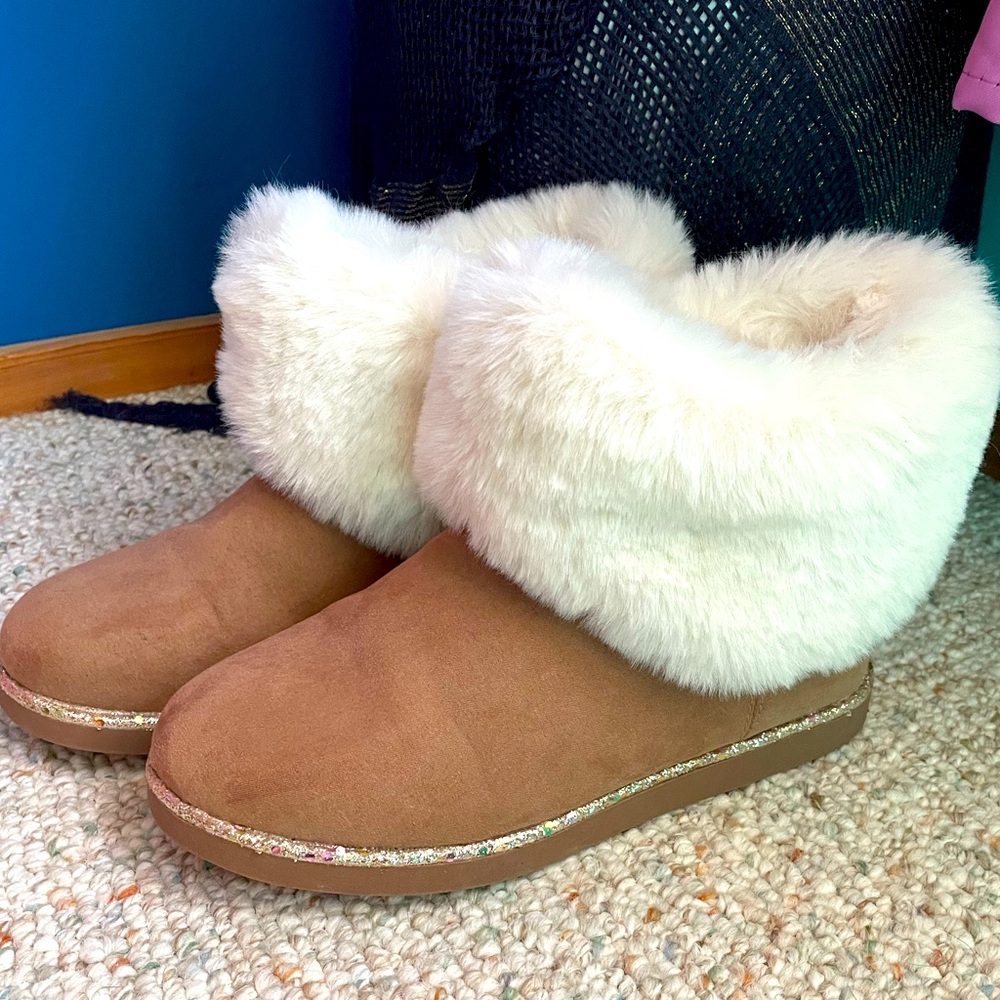 Juicy Couture Tan Slippers with Cream Fur